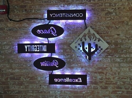 Sinais de metal cortados a laser