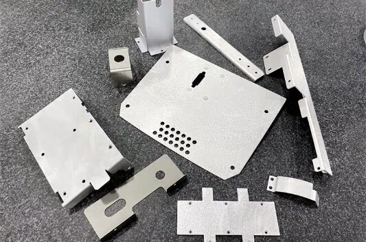 تصنيع صفائح المعادن مقابل التصنيع باستخدام الحاسب الآلي